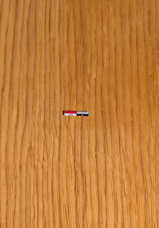 Chargez l'image dans la visionneuse de la galerie, Close-up of a 2cm magnetic archaeological photo scale in red-white-black on a wooden surface. Flexible magnetic material. Made in France.