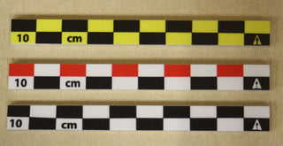 Chargez l'image dans la visionneuse de la galerie, Three flat 10cm photo scales in RWB, BW and BY color variants on beige surface. Compact size for small artifact documentation.