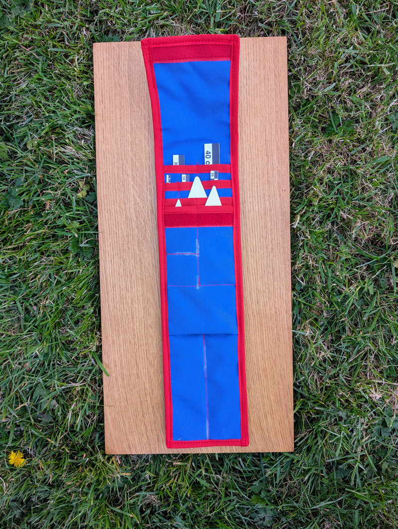 Load image into Gallery viewer, Open CANO 40 cm black-white archaeological photo-scale kit with north arrows in blue-red case on wood