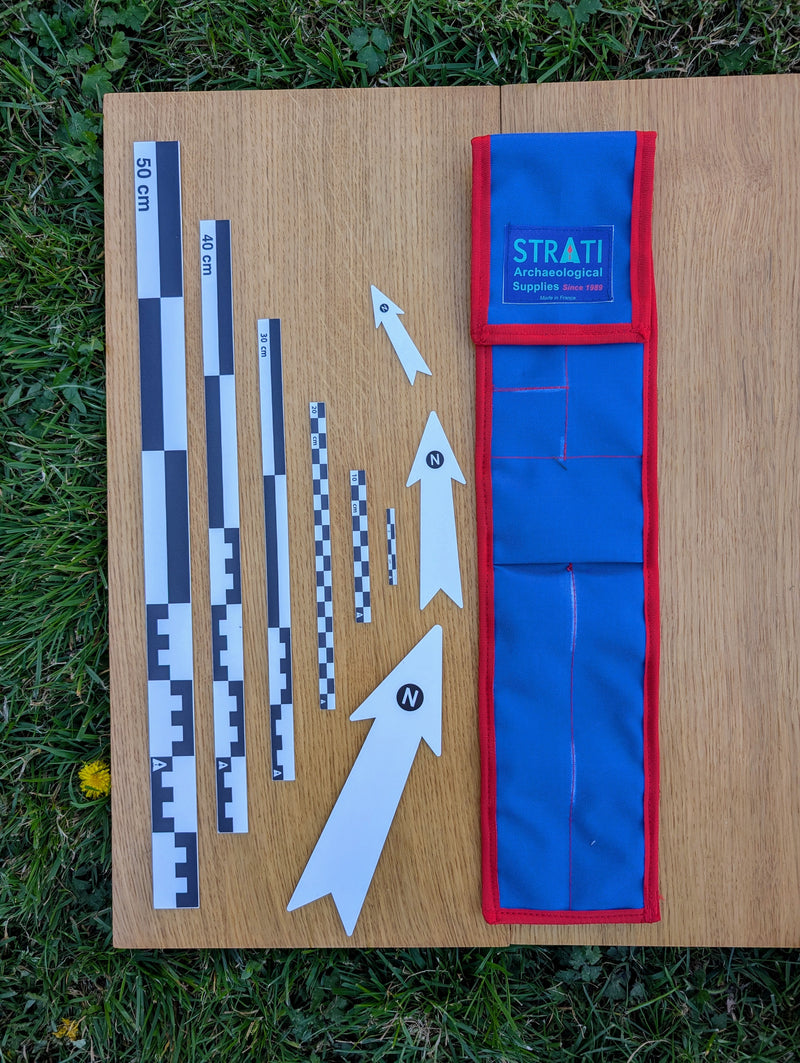 Load image into Gallery viewer, CANO 50 cm black-white archaeological photo-scale set with north arrows and open blue-red case on wood