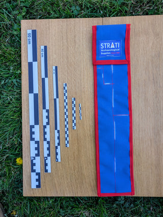 Chargez l'image dans la visionneuse de la galerie, Black and white CASE 50 cm archaeological photo scale set with blue and red carrying case on wood and grass