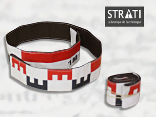 Chargez l'image dans la visionneuse de la galerie, Flexible 1m CANVAS photo scale tape shown unrolled in a loop and rolled up compactly. White fabric with red and black metric markings. Reverse side is black stitched fabric.