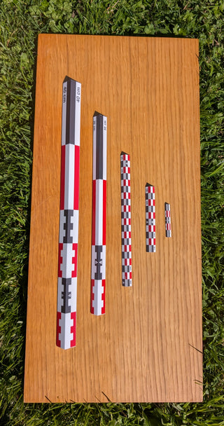 Chargez l'image dans la visionneuse de la galerie, Five self-standing angular photo scales (40cm to 5cm) in red-white-black on wooden board on grass. Set without case.