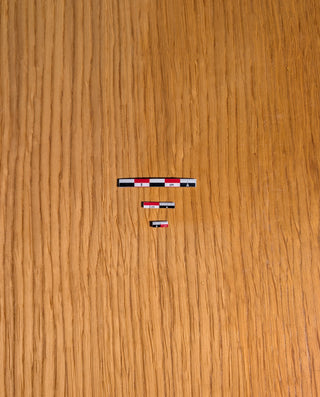Chargez l'image dans la visionneuse de la galerie, Three magnetic photo scales (1cm, 2cm, 5cm) in red-white-black arranged vertically on a wood surface. Flexible magnet material with printed scale.
