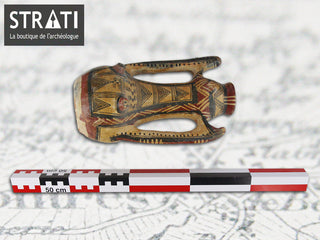 Chargez l'image dans la visionneuse de la galerie, Angular scale in black-yellow placed near a miniature ceramic flask, top-down view against vintage map background.