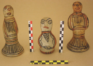Chargez l'image dans la visionneuse de la galerie, Angular archaeological photo scale (RWB) standing next to painted ceramic figurines on beige background, with BW and BY scales also visible. Made in France.