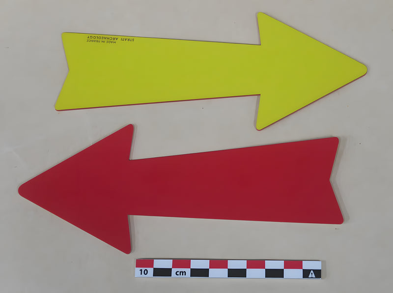 Load image into Gallery viewer, Two flat 18 cm bi-color archaeological ID arrow markers, yellow and red, on beige background with 10 cm scale
