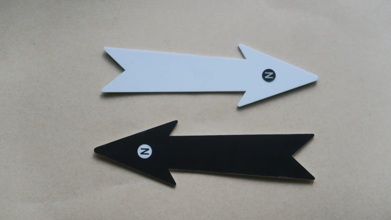 Load image into Gallery viewer, Two 13 cm white and black forked-tail north arrows on beige background