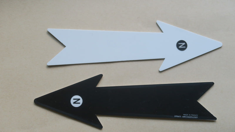 Load image into Gallery viewer, Two 21 cm white and black forked-tail north arrows on beige background