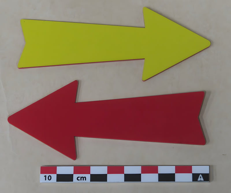 Load image into Gallery viewer, Two flat 13 cm bi-color ID arrows, yellow right-pointing and red left-pointing, on beige background with 10 cm scale
