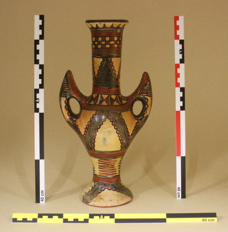 Load image into Gallery viewer, Illustration de nos échelles photographiques cornières 40cm en différentes couleurs à coté d'un vase ancien