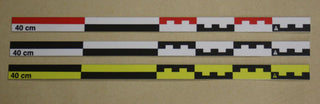 Chargez l'image dans la visionneuse de la galerie, Three flat 40cm archaeological photo scales laid flat on beige background: red-white-black (top), black-white (middle), black-yellow (bottom). Aluminum body. Made in France.
