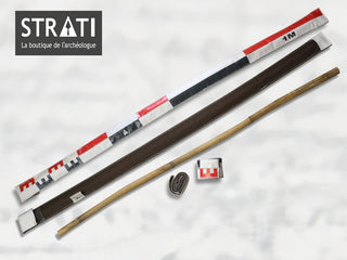 Chargez l'image dans la visionneuse de la galerie, Flat lay product photo from STRATI showing a folding 1-meter photographic scale with alternating red, white, and black segments, alongside its brown stitched carrying case, a wooden bamboo support pole, a small square red-white-black photo marker, and a coiled black cord with a metal hook, arranged on a white mottled background.
