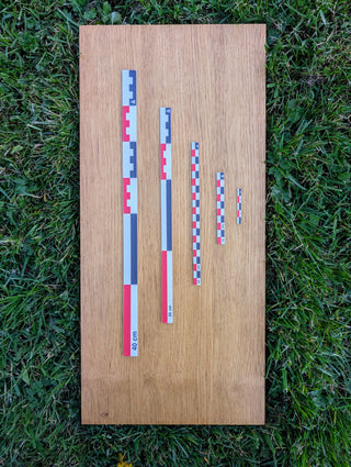 Chargez l'image dans la visionneuse de la galerie, Five flat photo scales (5cm to 40cm) in RWB color on wooden board outdoors. Graduated metric set for archaeological photography.
