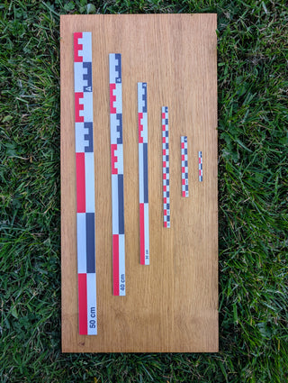 Chargez l'image dans la visionneuse de la galerie, Six flat photo scales (5cm to 50cm) in red-white-black on wooden board. Set without case. Aluminum body with anti-scratch coating.
