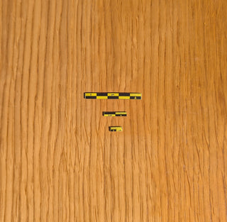 Chargez l'image dans la visionneuse de la galerie, Three magnetic photo scales (5cm, 2cm, 1cm) in black-yellow on wood surface. Flexible magnet material. For lab and field use.
