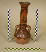 Angular photo scale in black-white beside a decorated terracotta vessel, with red-white-black and yellow-black scales for reference.