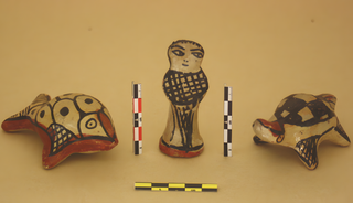 Chargez l'image dans la visionneuse de la galerie, Two vertical angular scales (RWB and BW) and a horizontal BY scale arranged around three polychrome ceramic figurines. Metric photo scales.
