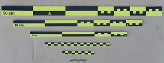 Chargez l'image dans la visionneuse de la galerie, Six black-yellow flat photo scales from 50cm to 5cm on gray background. High-visibility set for low-light conditions.
