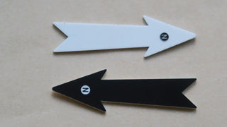 Chargez l'image dans la visionneuse de la galerie, Two 7 cm white and black forked-tail north arrows on beige background
